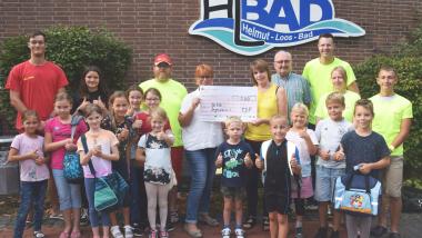 Spendenübergabe an die DLRG